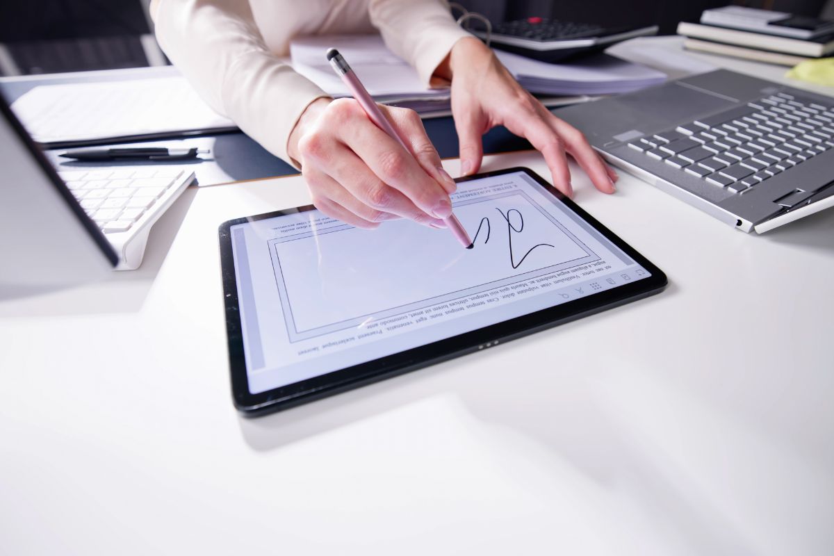 La donna utilizza la firma elettronica.