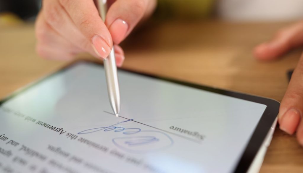 La personne insère la signature dans un document Word.