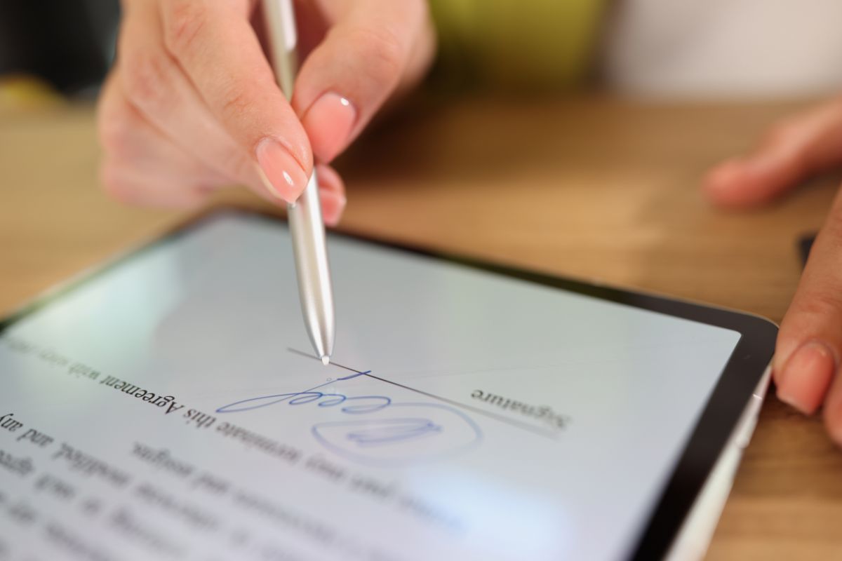 La persona inserisce la firma in un documento Word.