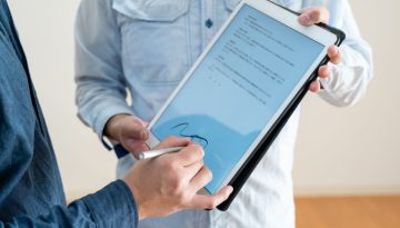 The man asks for help to create a digital signature for free.