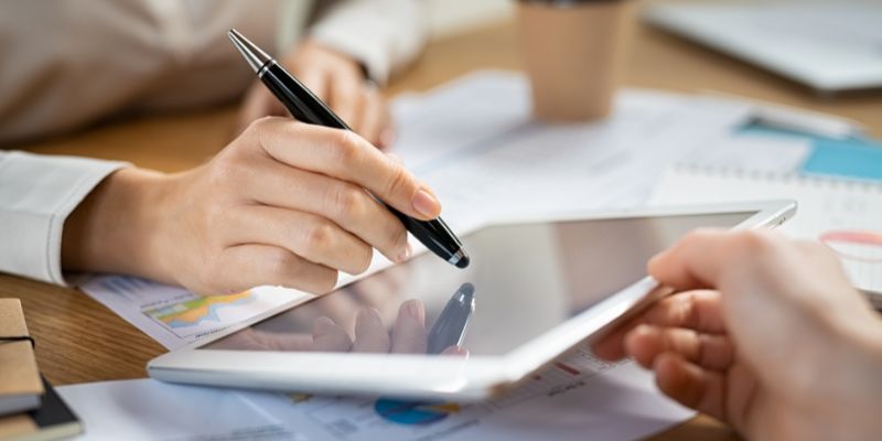 L'imprenditore legge bene il contatto online prima di firmare.