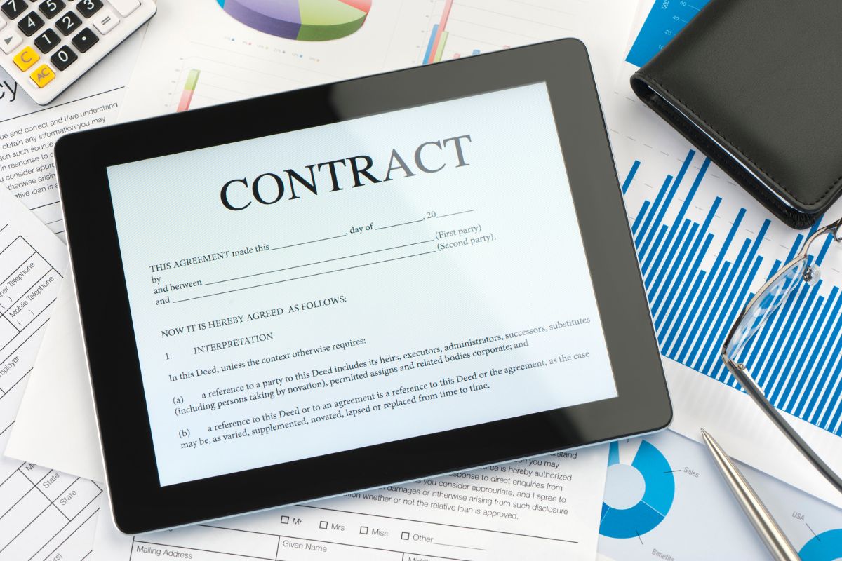 L'iPad mostra un contratto online.
