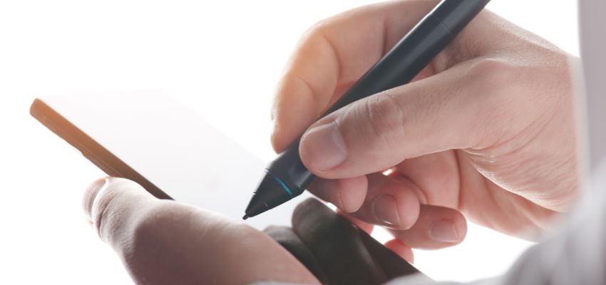 L'intelligenza artificiale consente agli utenti di firmare in modo sicuro i documenti dai loro smartphone o tablet utilizzando dati biometrici come il riconoscimento facciale o delle impronte digitali.