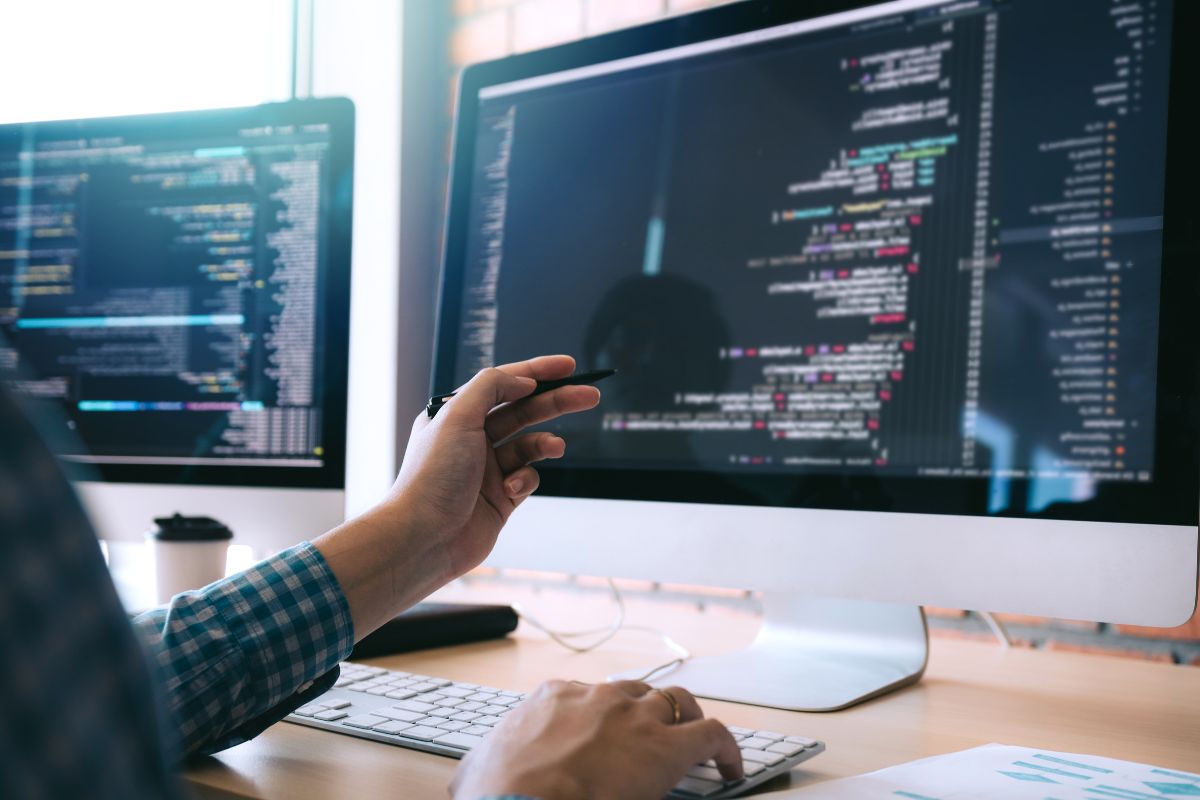 Der Experte erstellt einen Code für eSignatur-Softwarefunktionen.