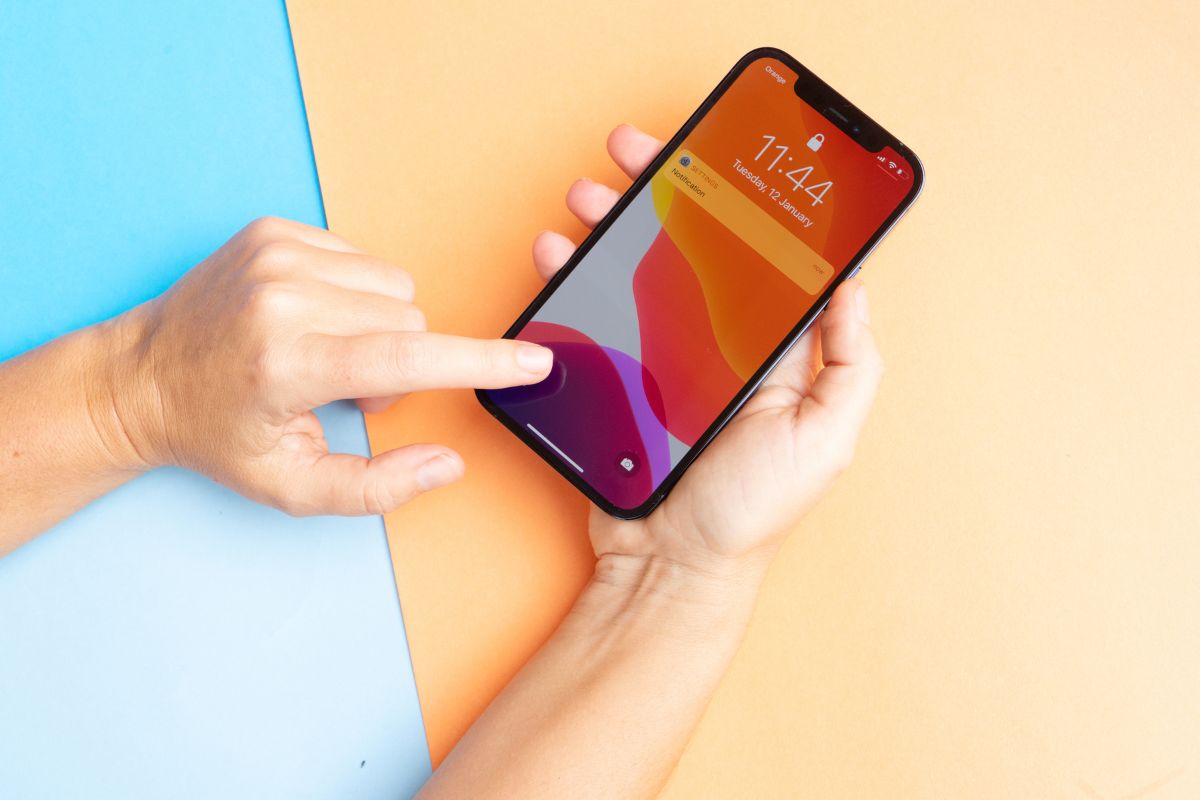 Die Person benutzt ihr iPhone, um Dokumente zu unterschreiben.