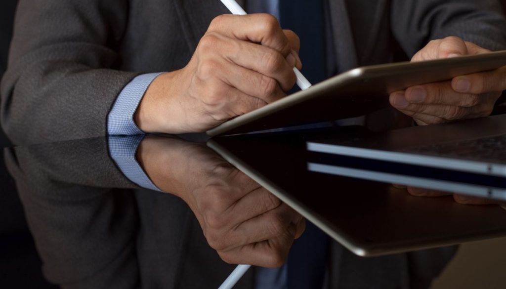 يستخدم المحترف DocuSign لتوقيع العقود.