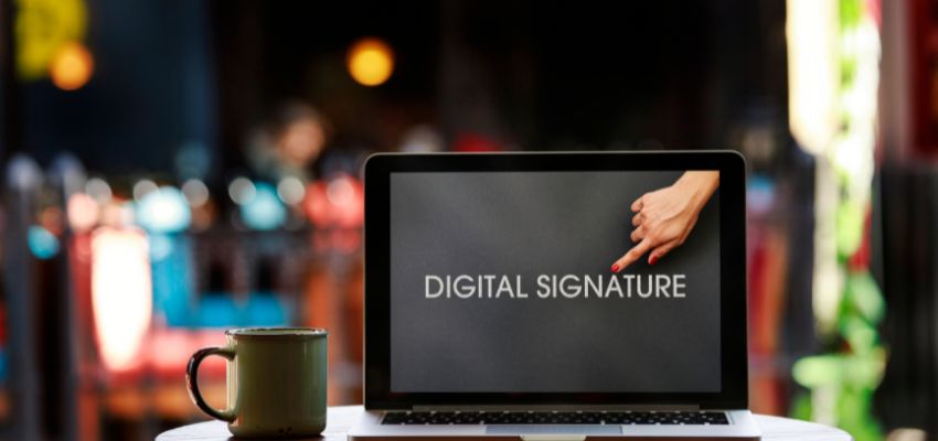 Le firme digitali utilizzano algoritmi crittografici per verificare l'autenticità dei documenti e l'identità del firmatario.