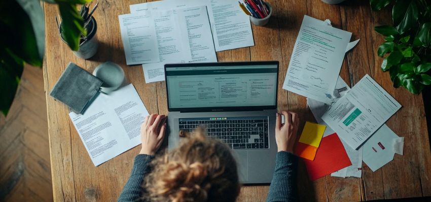 La femme utilise un logiciel de signature électronique comme AiSign.