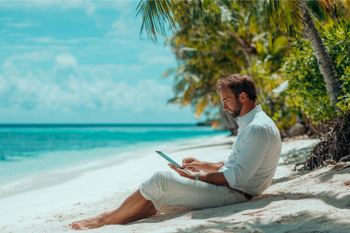L'uomo firma il documento utilizzando un'applicazione mentre è in vacanza.