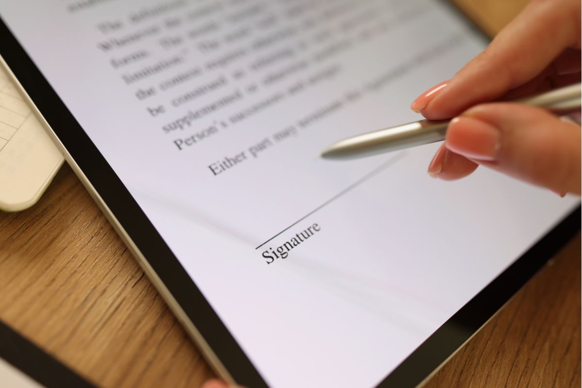 Un professionnel opte pour une signature de documents en ligne sûre et sécurisée.