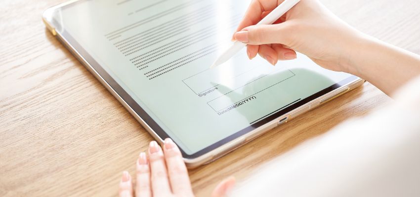 محترف يوقع عقداً عبر الإنترنت