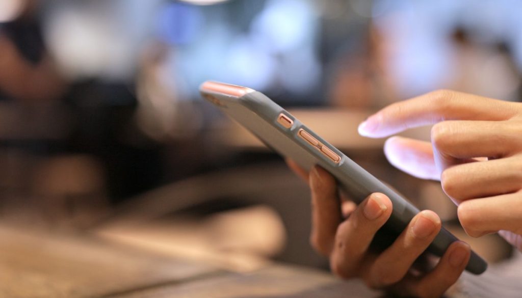 Une femme utilisant une application de signature conviviale pour les entreprises.