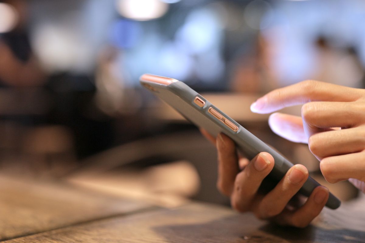 Une femme utilisant une application de signature conviviale pour les entreprises.