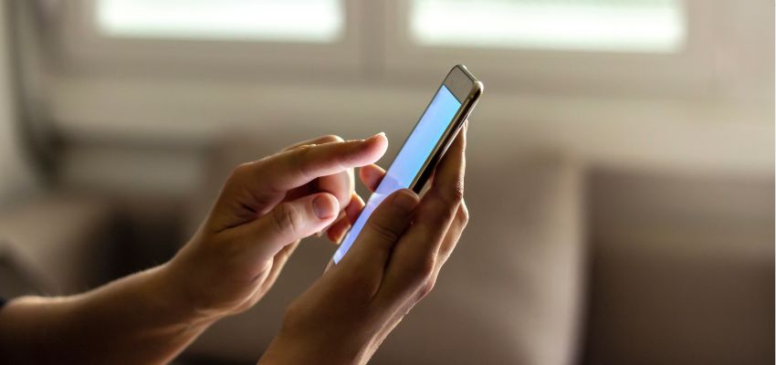 Une personne qui maximise les avantages d'une application de signature adaptée à la mobilité.