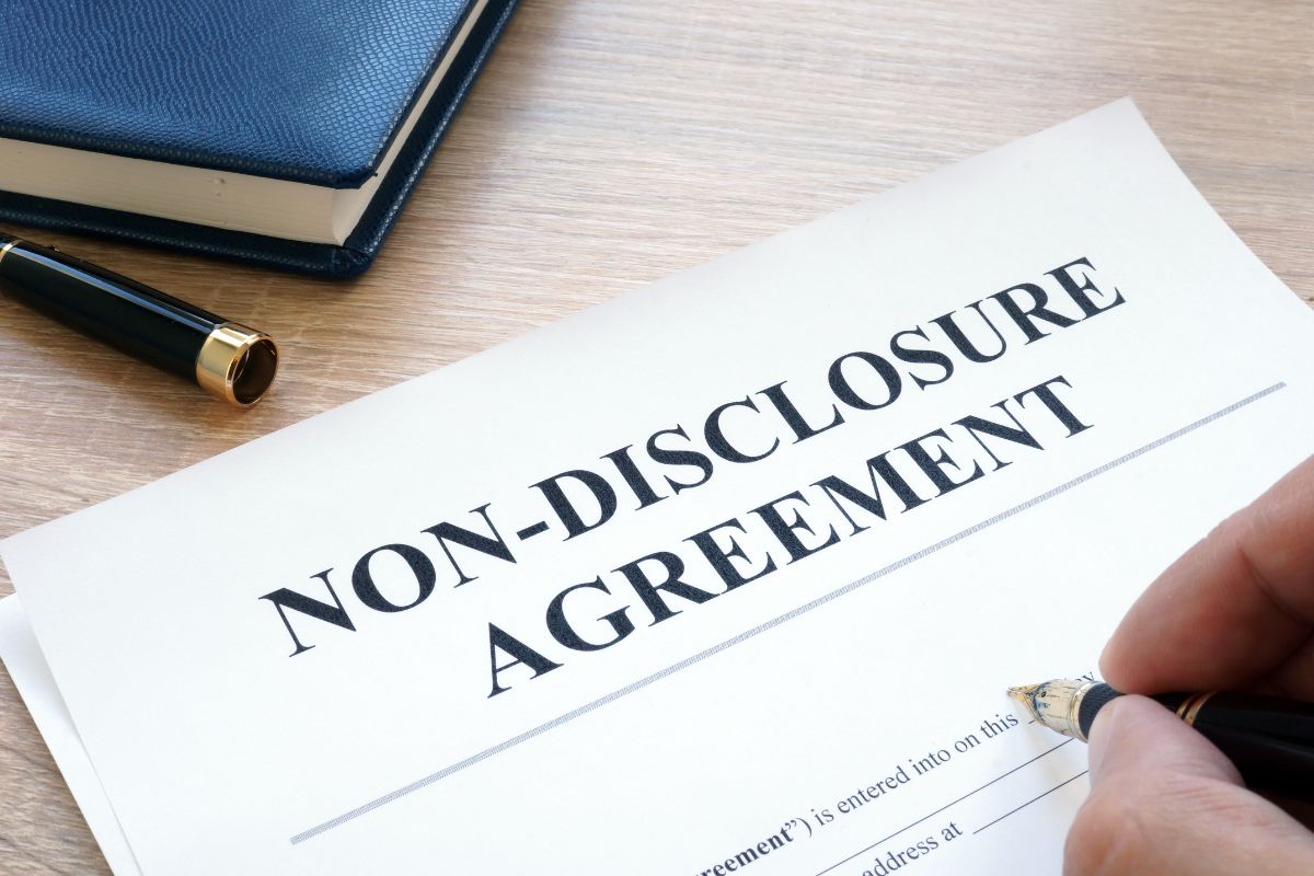 Un professionnel détenant des accords de non-divulgation signés.