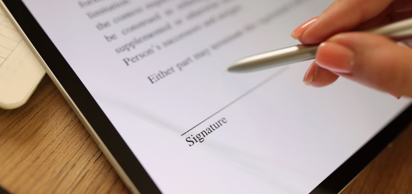 Le firme elettroniche aiutano a risparmiare tempo e denaro. Le persone possono firmare i moduli da qualsiasi luogo, senza bisogno di stamparli o spedirli.