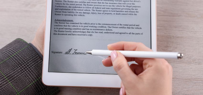 La femme crée une signature électronique pour signer des documents numériquement.
