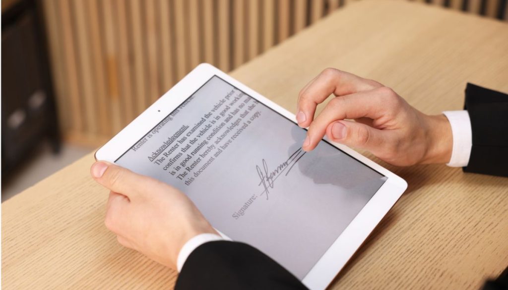 Un homme crée une signature électronique pour signer des documents numériquement.