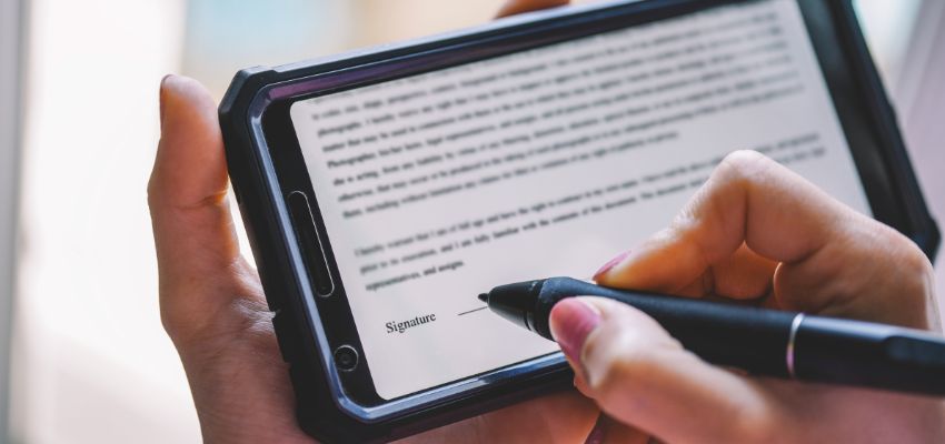 Un homme crée une signature électronique pour signer des documents.
