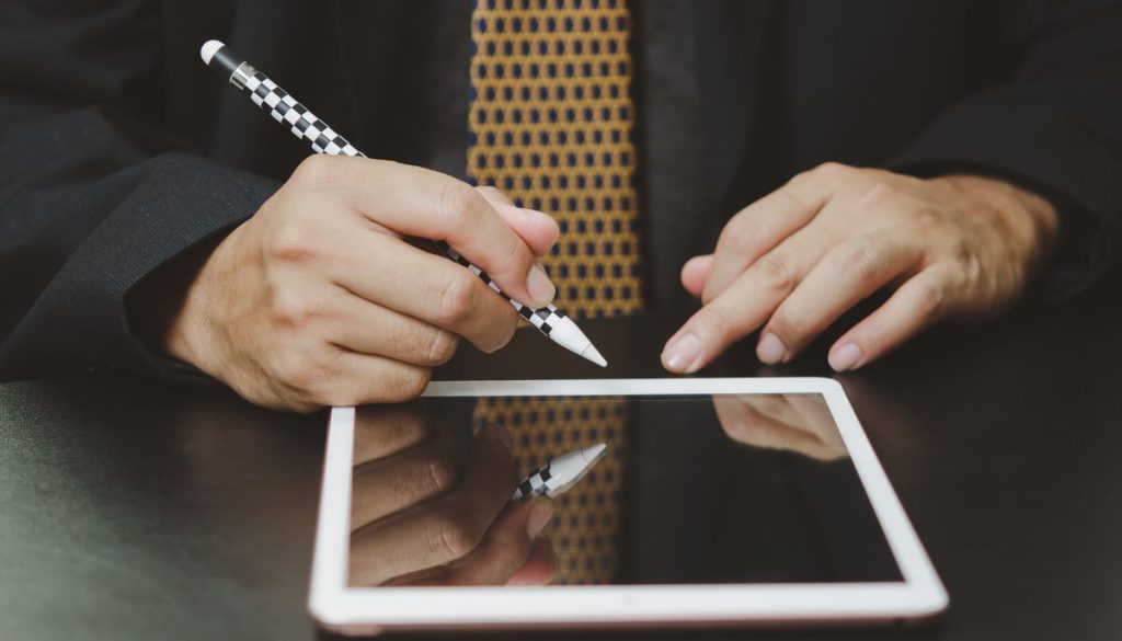 L'uomo ha firmato un contratto per conto di qualcuno.