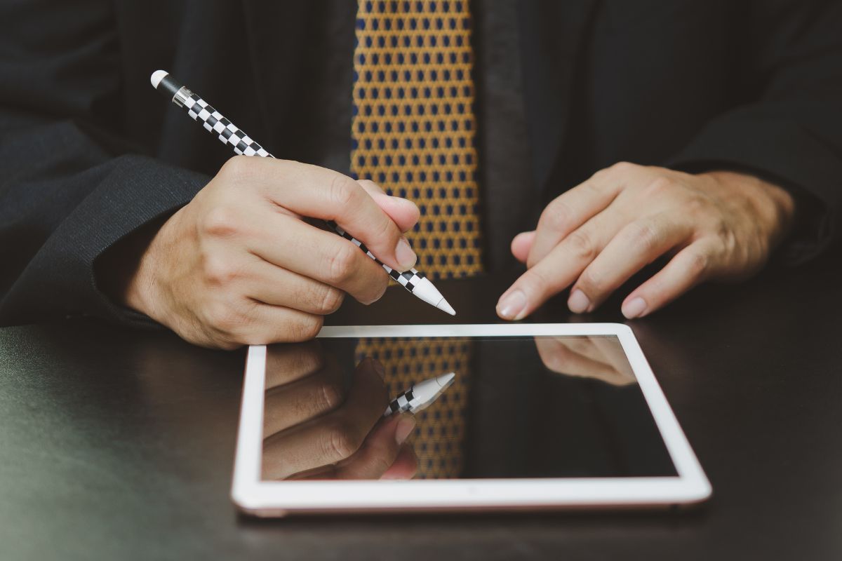 L'homme a signé un contrat au nom de quelqu'un.