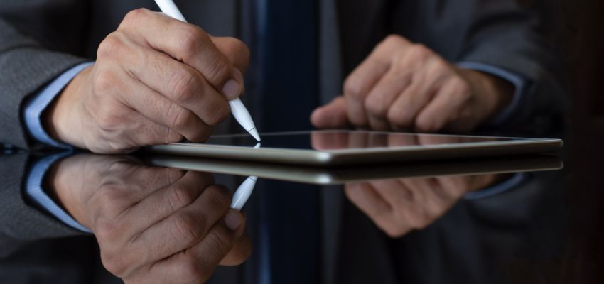 L'uomo sta firmando un contratto per conto di qualcuno.