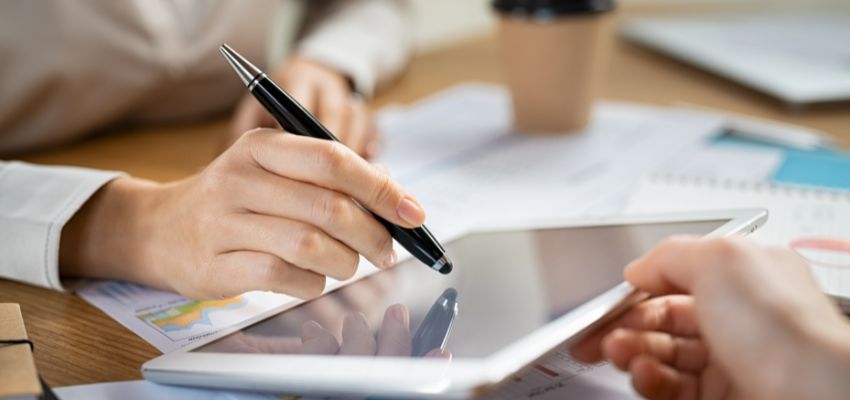 Un esperto spiega come firmare legalmente un contratto per conto di qualcuno.