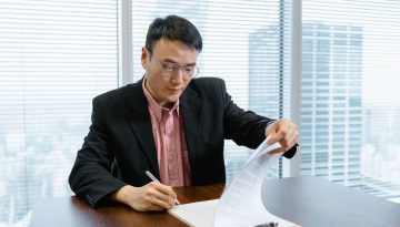 L'uomo d'affari firma un accordo commerciale.