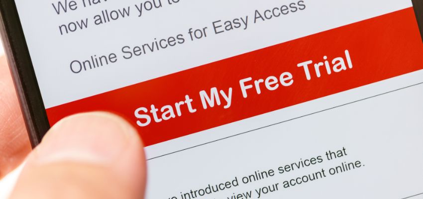 L'employé utilise la version d'essai gratuite de DocuSign pour signer un contrat numérique.