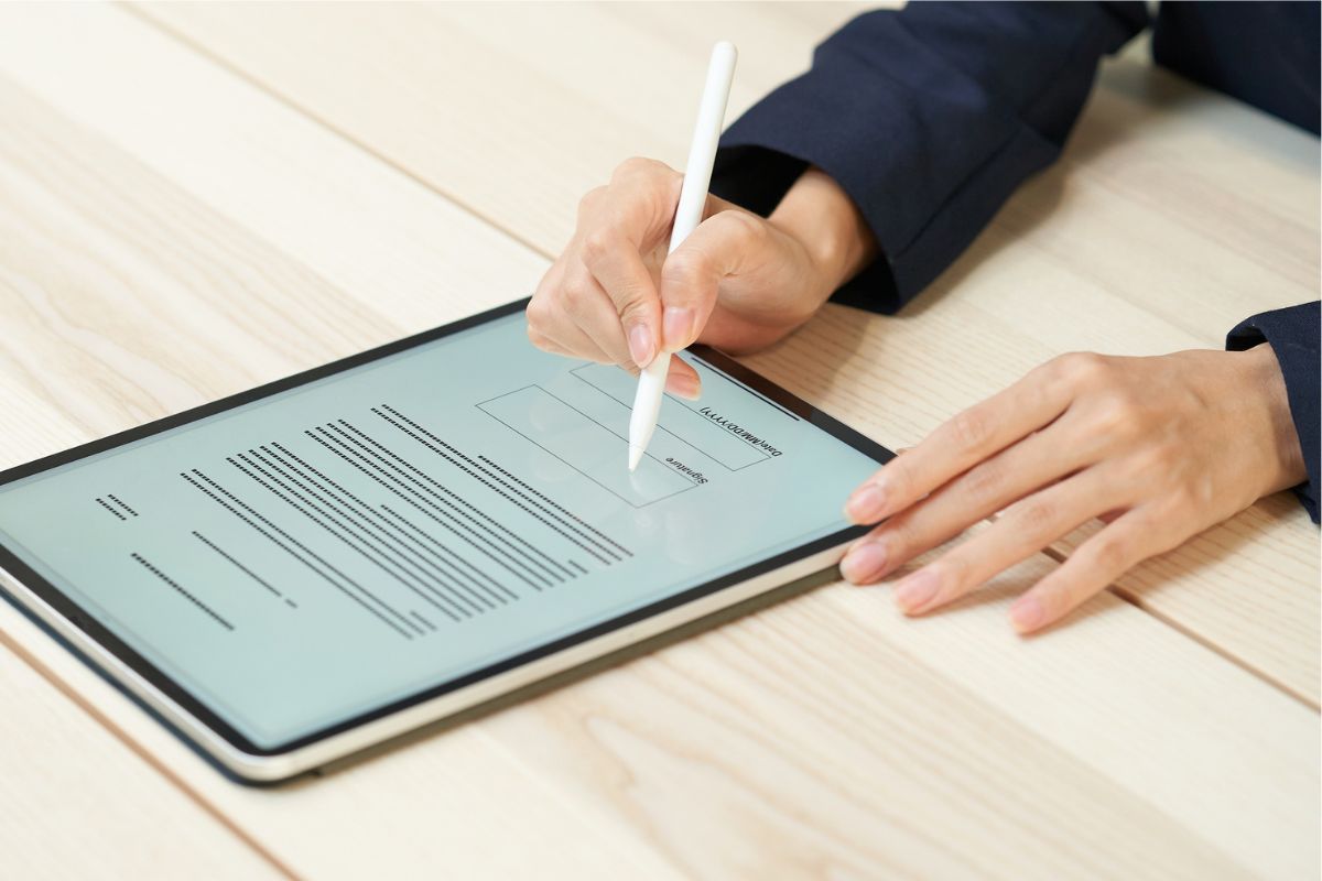 Der Mitarbeiter verwendet DocuSign, um einen digitalen Vertrag zu unterzeichnen.